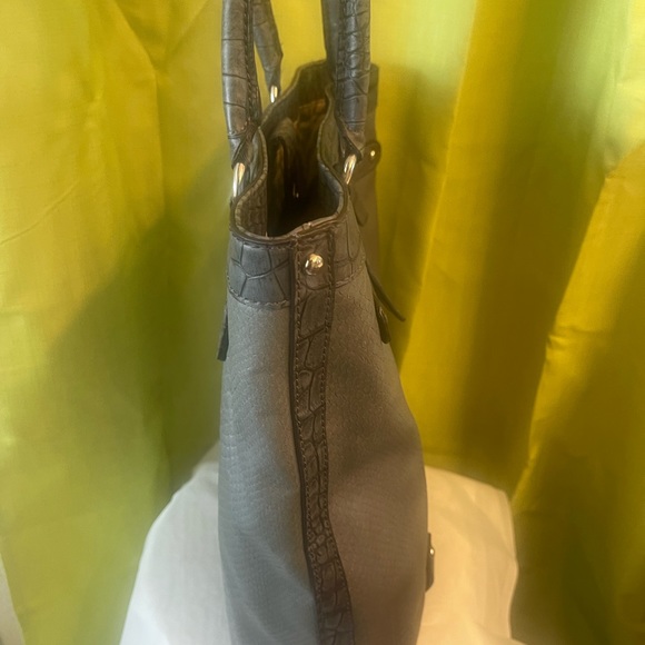 Gray Guess bag - Diamond plate in front - Picture 4 of 8